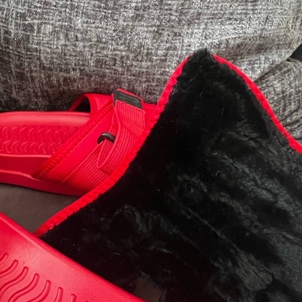 Men’s slides - Picture 2 of 4